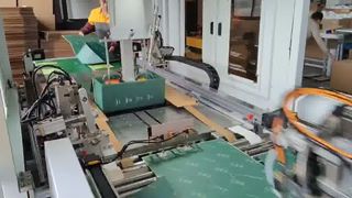 Máquina de pulverização de cola e montagem de caixa