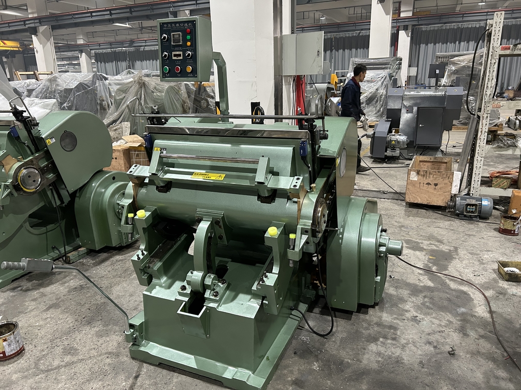 750 mm Max. Máquina de corte por matrizes de largura operacional para produtos de papel